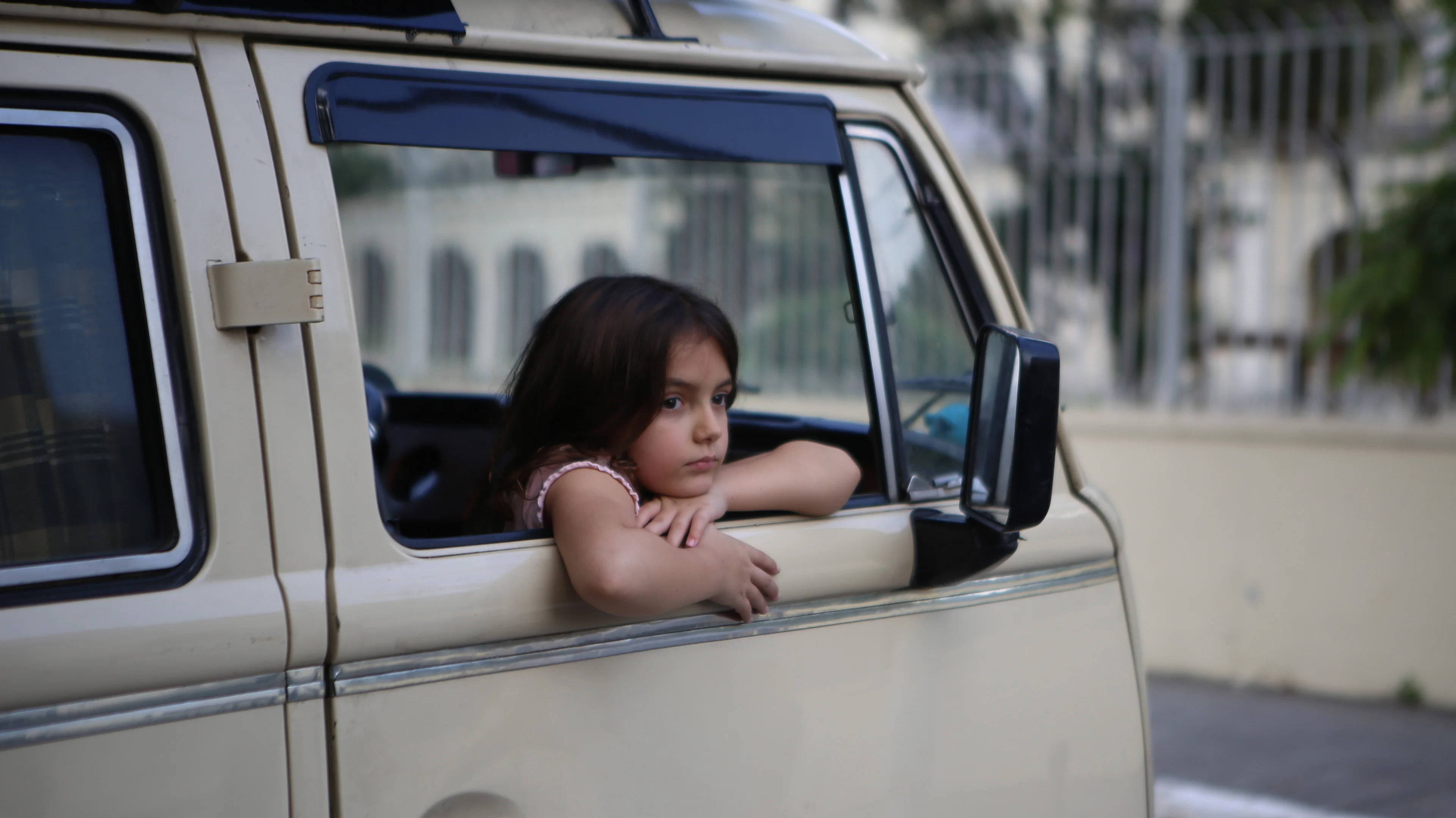 Eu, a Kombi e a Garotinha que Encontrei no Meio do Caminho