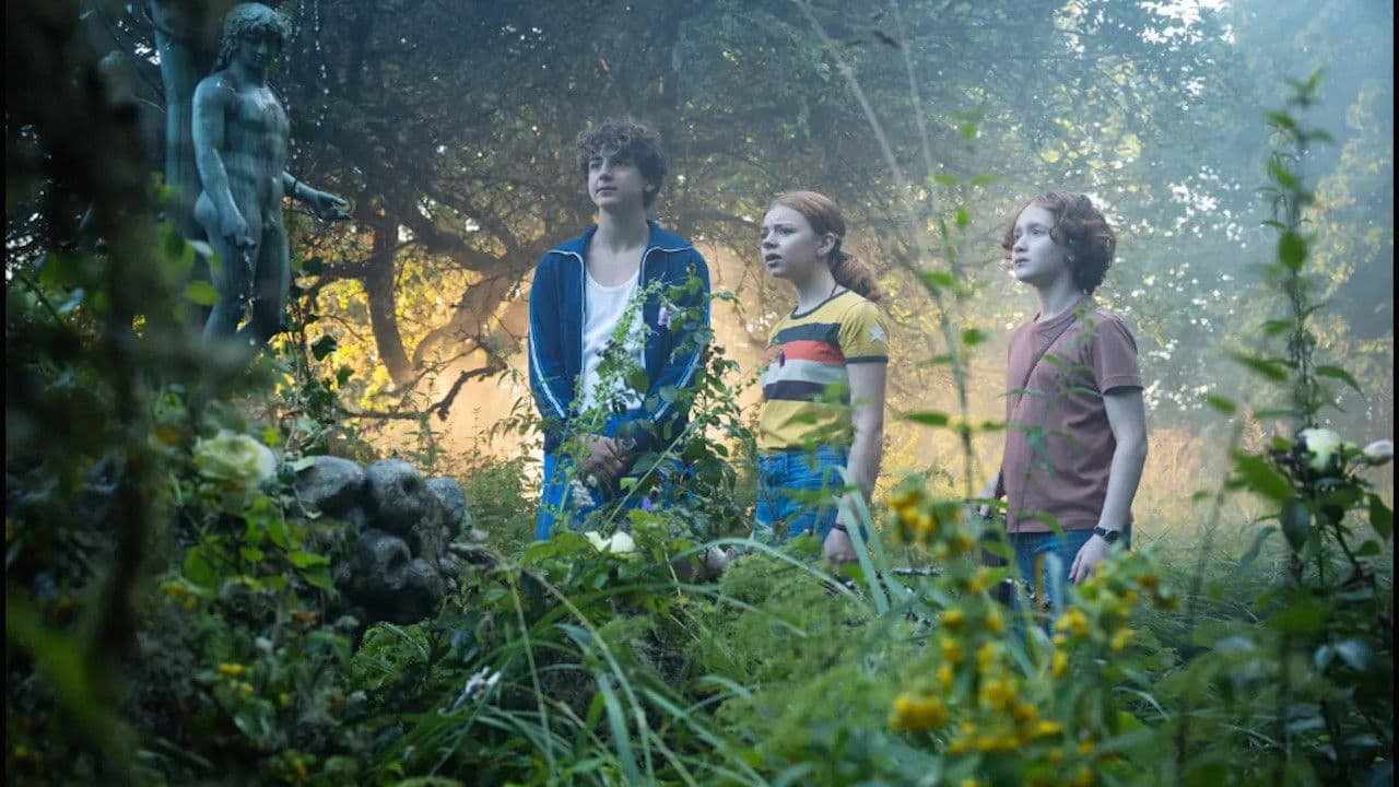 Tordyveln flyger i skymningen